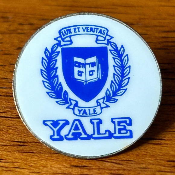 🔸FINAL PRICE🔸 YALE Lux et Veritas Vintage Enamel Pin Hebrew Bible Crest RARE - Picture 1 of 7